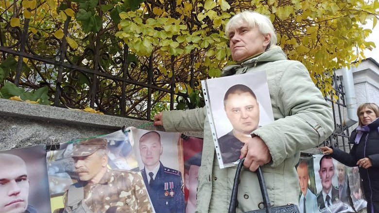 Україно, МИ Є: рідні українських полонених і зниклих без вісті на Донбасі пікетують ОП - матері заявили, що стоятимуть на Банковій 72 години 32 Україно, МИ Є: рідні українських полонених і зниклих без вісті на Донбасі пікетують ОП - матері заявили, що стоятимуть на Банковій 72 години 32