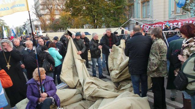 Активісти встановили 14 наметів під Радою (оновлено) 02