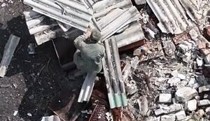 Окупант залазить у контейнер для сміття і гине там після атаки дрона-камікадзе. ВIДЕО