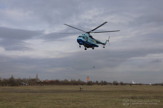 На Миколаївщині льотчики морської авіаційної бригади ВМС відпрацювали евакуацію постраждалих та десантування 08