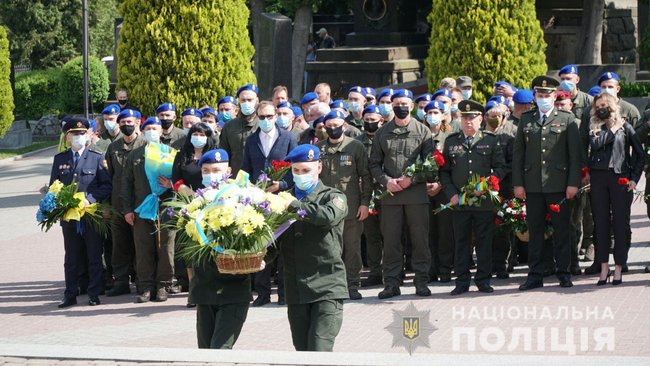 Поліцейські вшанували память Героїв України Кульчицького та Соколенка на Личаківському кладовищі у Львові, - Нацполіція 02