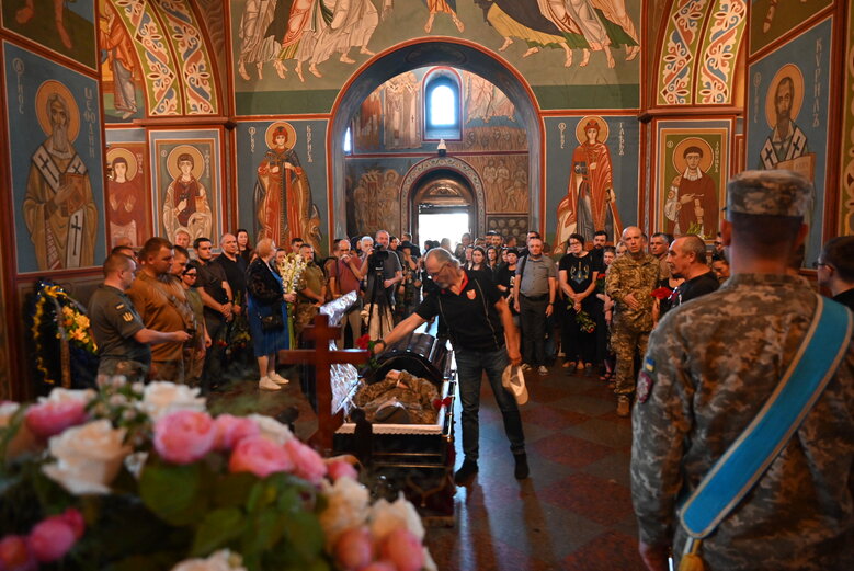 Із загиблим сержантом 68-ї ОЄБр Антоном Усовським попрощалися у Михайлівському Соборі 38