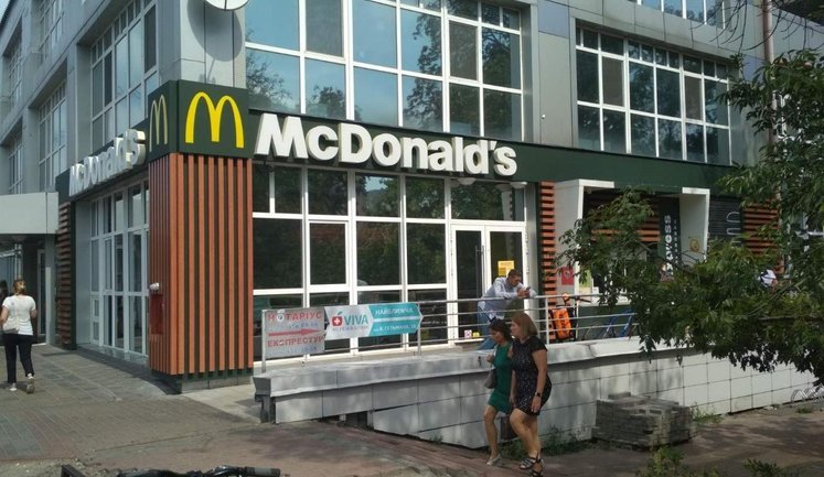 Пошкоджений через російську атаку McDonald’s на Шулявці закрили на два дні
