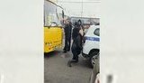 У Києві поліцейський штурхонув пасажирку, котра стала на захист водія маршрутки, якого затримували за її заявою. ВIДЕО