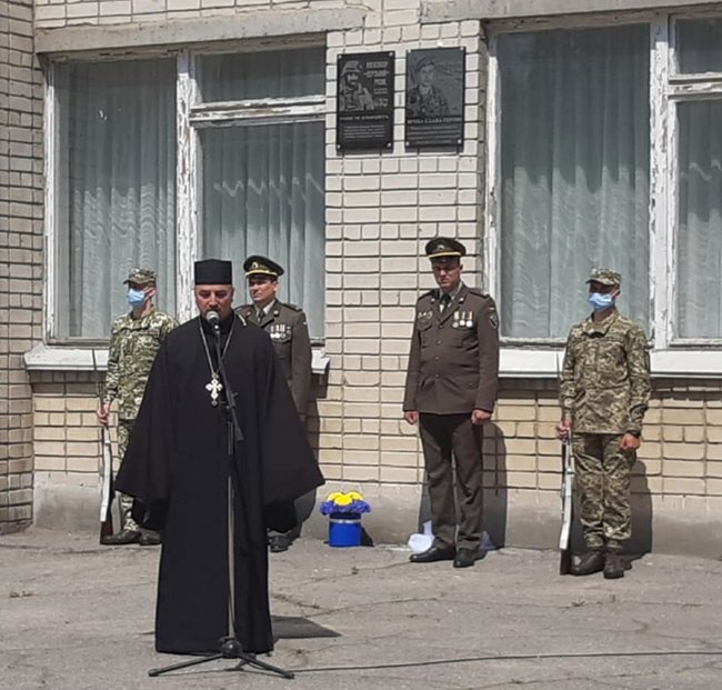 Меморіальну дошку загиблому на Донбасі воїну 25-ї ОПДБр Євгену Лабунцю відкрили в Дніпрі 04