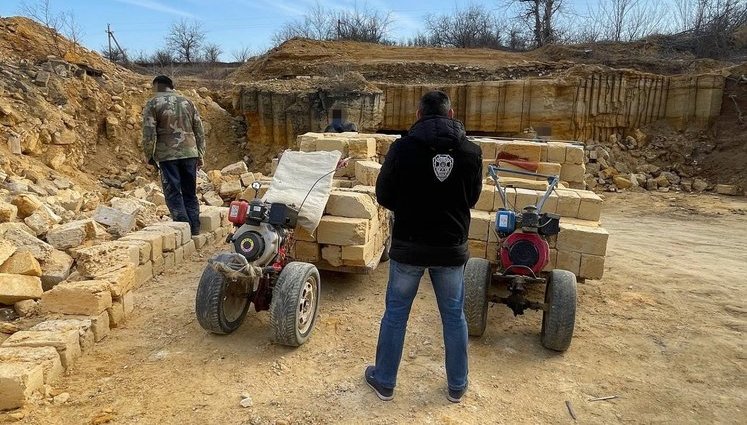 СБУ блокувала незаконний видобуток корисних копалин в Одеській області. Екологічний збиток становить 25 млн грн. ФОТОрепортаж