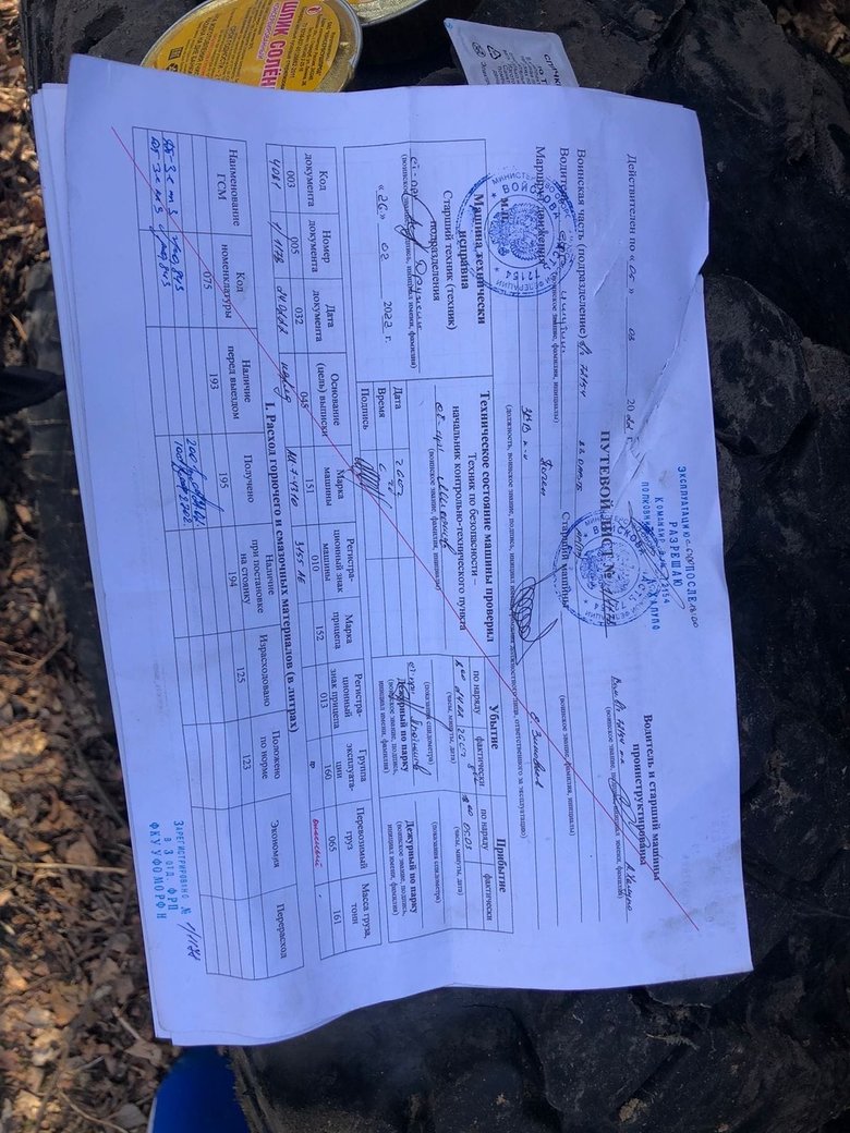 Місцеві жителі на Чернігівщині влаштували завал: Бензовоз військ РФ врізався в дерево 04 Місцеві жителі на Чернігівщині влаштували завал: Бензовоз військ РФ врізався в дерево 04