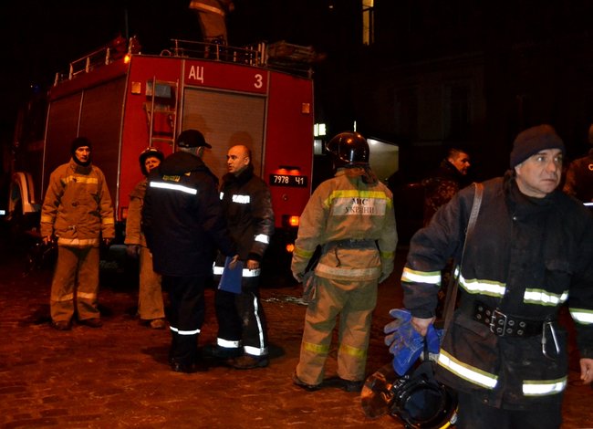 Обвалення будинку в Одесі: з-під завалів дістали пенсіонерку 03