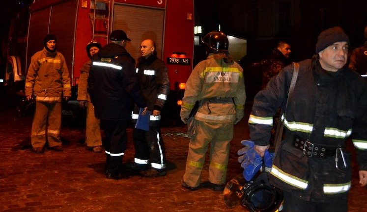 Обвалення будинку в Одесі: з-під завалів дістали пенсіонерку. ФОТОрепортаж