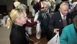 Кум Табачника взялся за гречку: пенсионерам раздает продпакеты под выборы. ФОТО