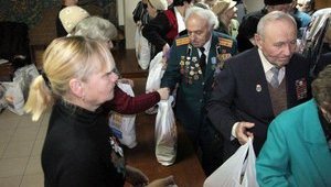 Кум Табачника взялся за гречку: пенсионерам раздает продпакеты под выборы. ФОТО