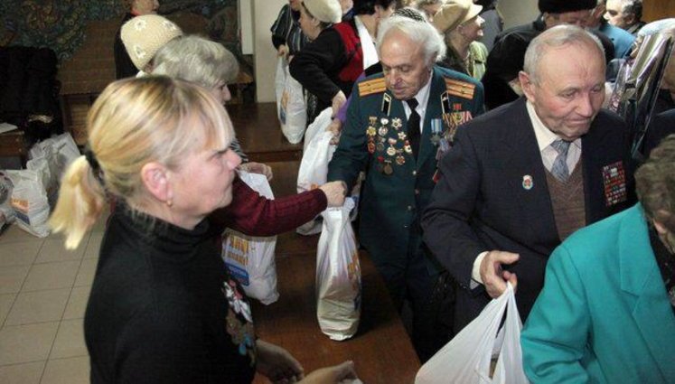 Кум Табачника взялся за гречку: пенсионерам раздает продпакеты под выборы. ФОТО