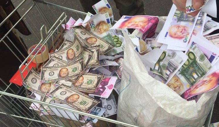 Скандального экс-ректора налоговой Мельника заманивали в суд тележкой с деньгами, – активист. ФОТО