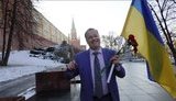 Росіянин з прапором України біля стін Кремля вимагав припинити антиукраїнську істерію. ВІДЕО+ФОТОрепортаж