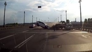 Опубликована запись вчерашнего лобового столкновения на мосту Патона в Киеве. ВИДЕО