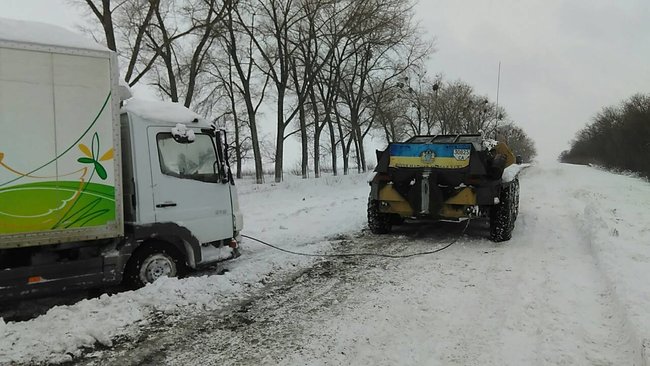Владелец военного музея на Черкасщине вытащил БТРом из снега около 30 авто, - журналист Радченко 03