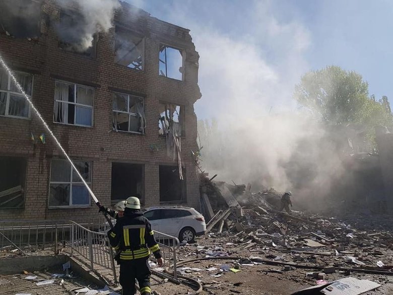 Russian troops launched missile strike on Kostiantynivka in Donetsk region, fire broke out on territory of lyceum, two people were killed and 9 were injured 02