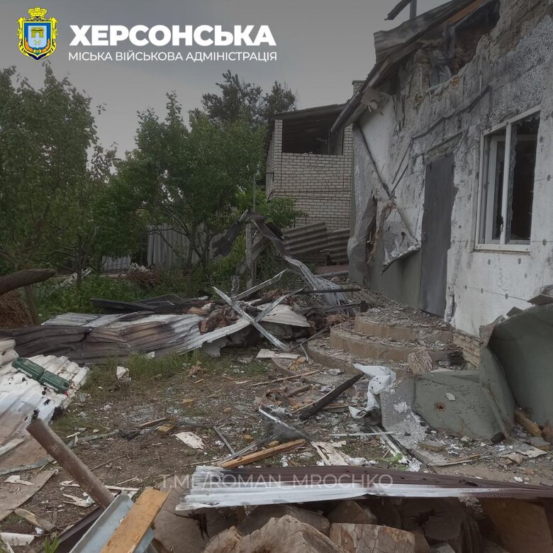 Російські загарбники обстріляли селище на Херсонщині