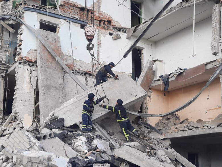 Последствия ракетного удара россиян по Часовому Яру: разрушен подъезд общежития, продолжаются спасательные работы 02 Последствия ракетного удара россиян по Часовому Яру: разрушен подъезд общежития, продолжаются спасательные работы 02