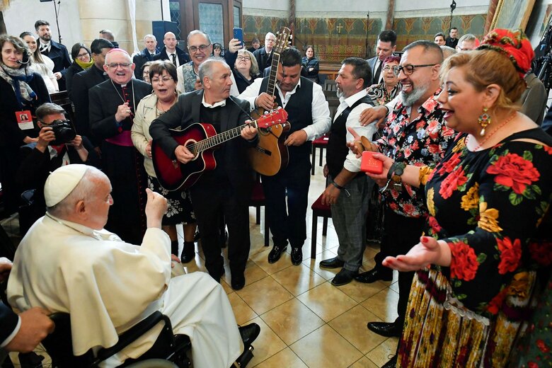 Pope met with Ukrainian refugees in Budapest 03