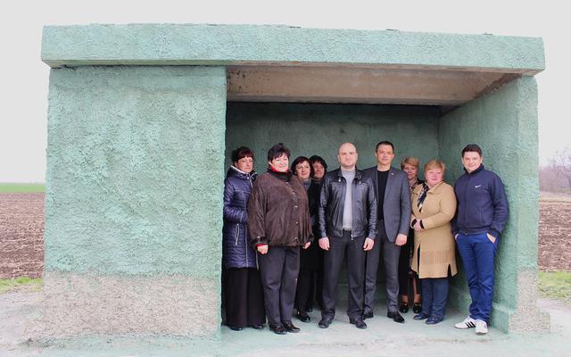 Встає з колін молода республіка: в окупованому Шахтарську урочисто відкрили нову зупинку 02