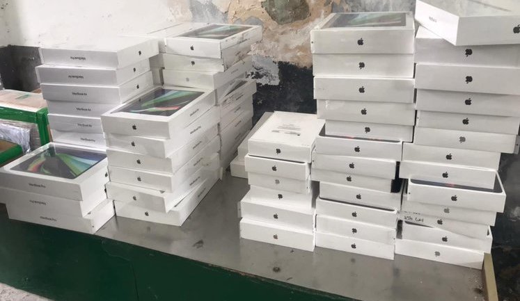Украинец пытался ввезти в страну незадекларированную технику Apple на $650 тыс., - Госпогранслужба. ФОТОрепортаж