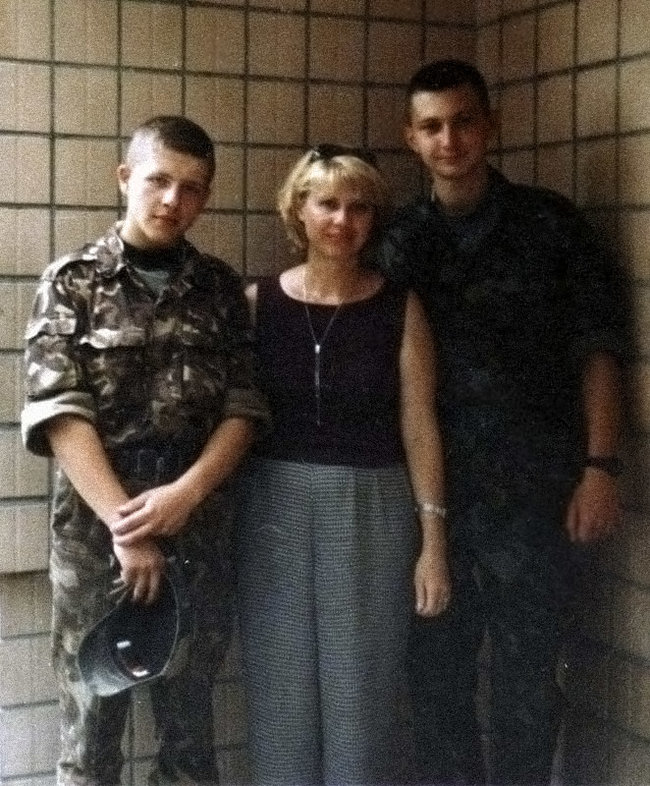 Мама молодшого сержанта міліції Романа Сокуренка (Сокола): Рома побіг витягати хлопців, коли в них стріляв снайпер. Вони йшли на перший штурм Іловайська 05