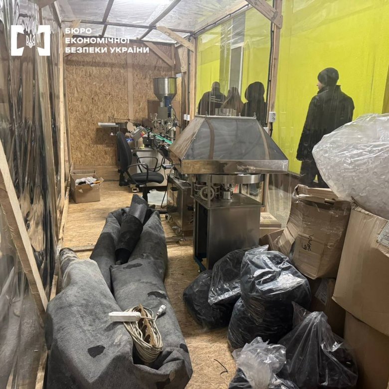 БЕБ знайшло підпільне виробництво наборів для електронних сигарет на Вінниччині
