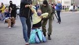 Білоруський ОМОН оточує і застосовує силу до жінок. ВIДЕО