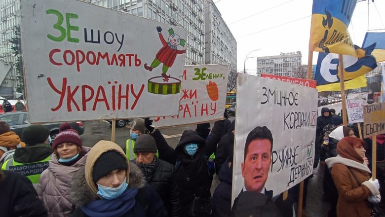 Беги, Вова, беги: Под судом, рассматривающим апелляции относительно меры пресечения для Порошенко, собрались митингующие 38