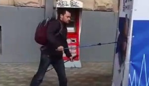 Мужчина под песню из "Титаника" сокрушил агитационную палатку Добкина в Харькове. ВИДЕО
