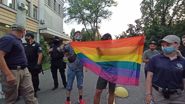 Акция в поддержку отставки Авакова с файерами и салютом прошла возле здания МВД 15