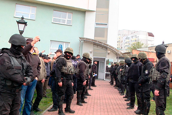 Полиция разблокировала захваченное вооруженными людьми помещение Черкассыоблэнерго 01