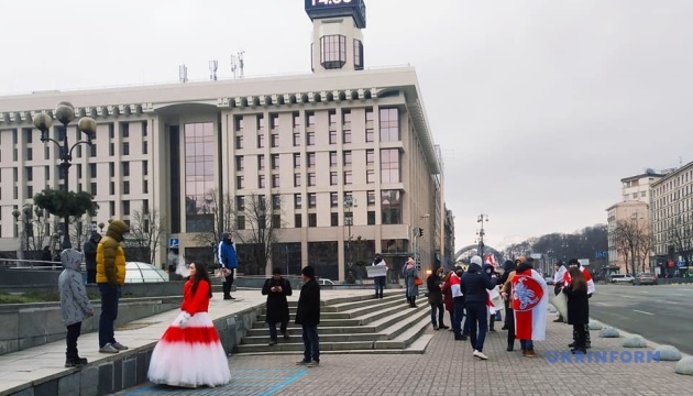 На Майдане в Киеве организовали цепь солидарности с протестующими в Беларуси 01