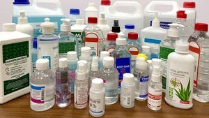 Спирт во благо. Как антисептики вернулись на полки украинских магазинов