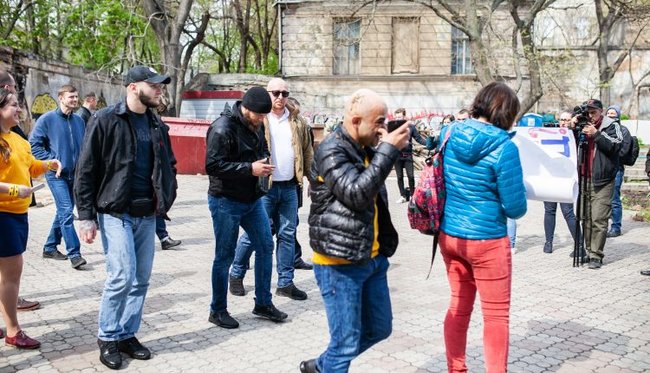 На нардепа Найєма напали та облили нечистотами в Одесі за захист Літнього театру в Міськсаду 01