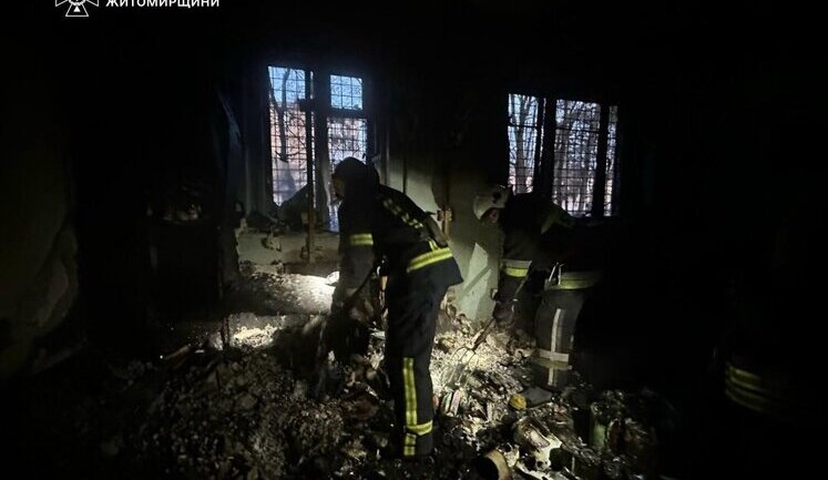 Російський дрон влучив у багатоповерхівку на Житомирщині: 1 людина загинула, 5, зокрема дитина, дістали поранення. ФОТОрепортаж