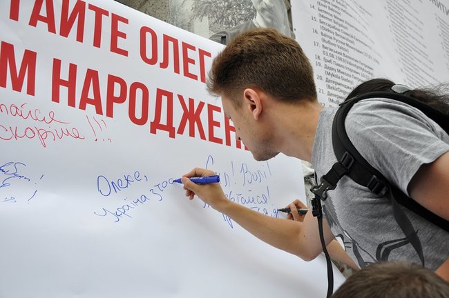 Save Oleg Sentsov: активісти в масках Сенцова, Трампа, Меркель і Путіна організували перфоманс на Майдані 06 Save Oleg Sentsov: активісти в масках Сенцова, Трампа, Меркель і Путіна організували перфоманс на Майдані 06