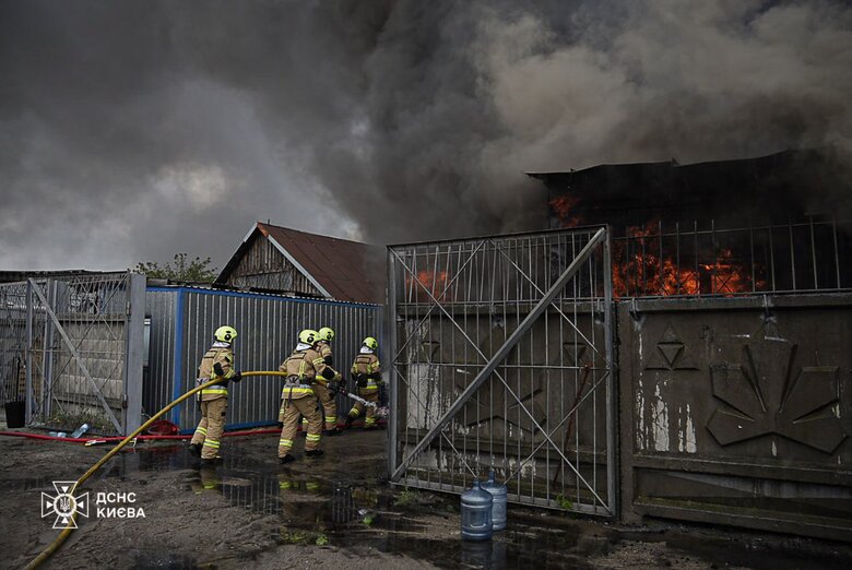 У Києві на Подолі зайнялося складське приміщення
