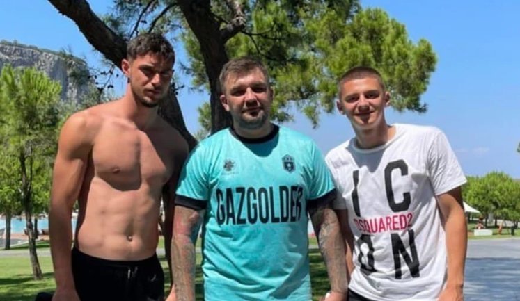 Дякую, що не з російськими солдатами: Футболісти збірної України Миколенко і Яремчук сфотографувалися з російським репером Бастою