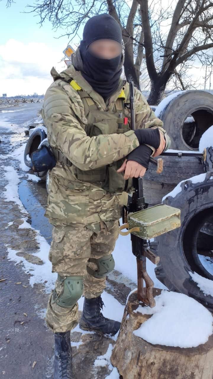 Нацгвардієць у Миколаєві влучним кулеметним вогнем знищив російського снайпера 01