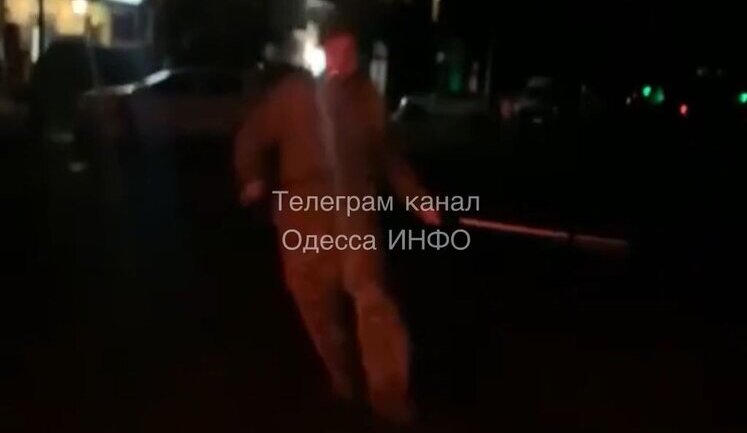 Чоловік у військовій формі побив милицею дівчину в Одесі. Обласний ТЦК та СП розпочав службову перевірку. ВІДЕО+ФОТОрепортаж