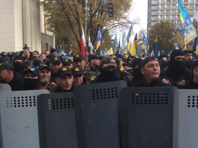 На митинге под Радой произошли столкновения, активистам позволили пронести палатки 06