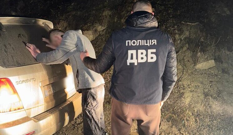 Переправляли ухилянтів через кордон за $5 тис.: затримано лісника та його спільника на Івано-Франківщині, - ДБР. ФОТОрепортаж