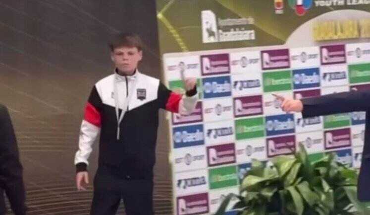 Young Ukrainian karate fighter refuses to take photo with Russian after award ceremony. VIDEO