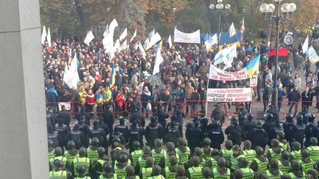 Мітингувальники почали встановлювати намети під Радою 08 Мітингувальники почали встановлювати намети під Радою 08