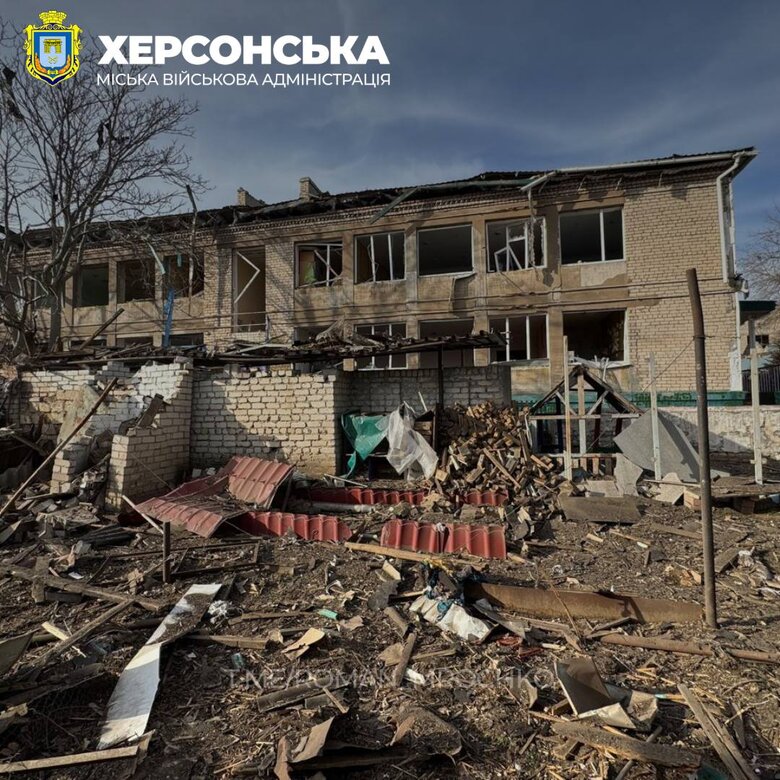 Наслідки влучання керованої авіабомби на територію дитячого садка.