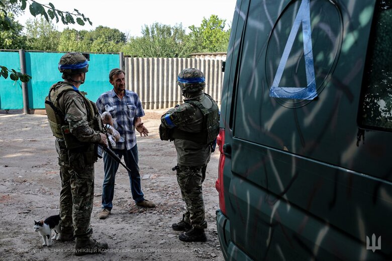 ЗСУ на Курщині видають гуманітарну допомогу