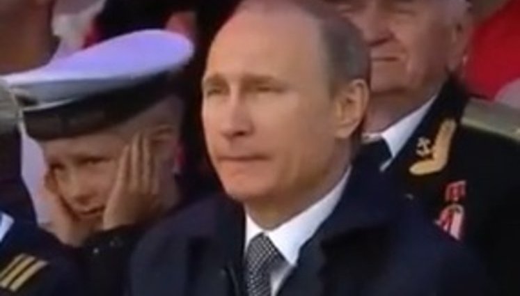Военные РФ не смогли запустить ракету на морском параде в Балтийске, заставив Путина кусать губы. ВИДЕО
