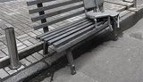 В столичном Пассаже появился новый памятник - стульчики на скамейке. ФОТОрепортаж.
